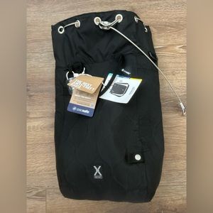 Pacsafe Travelsafe® X15 anti-theft portable safe/bag